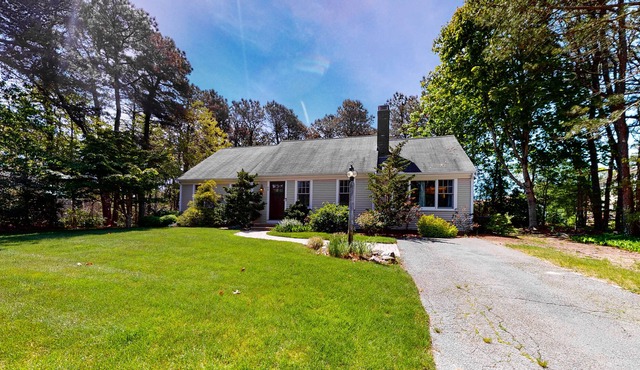 Charming coastal home with grill, furnished deck, grill, streaming & fast WiFi