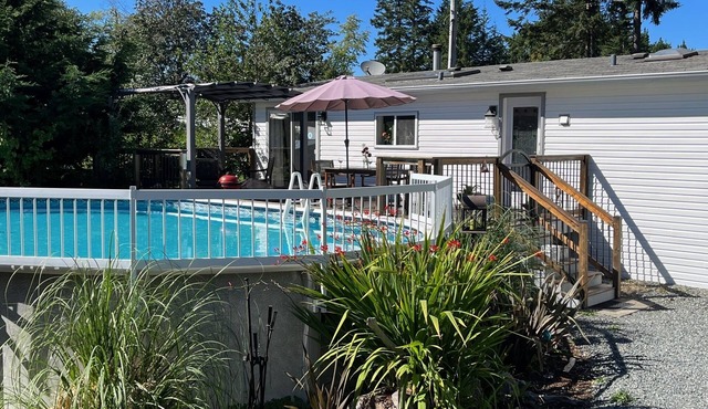 Charming Comox Retreat: Pool, Jacuzzi, Near Beach, Parks and Pub