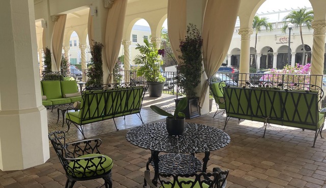 Charming condo, a block from the beach in the heart of Palm Beach.