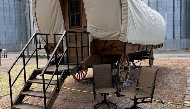 Charming Covered Glamping Wagons with Private Outdoor Spaces Near Wall Drug – Wall, South Dakota