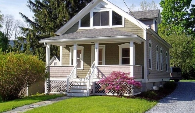 Charming Downtown Williamstown Cottage - 5 Min Walk to Campus