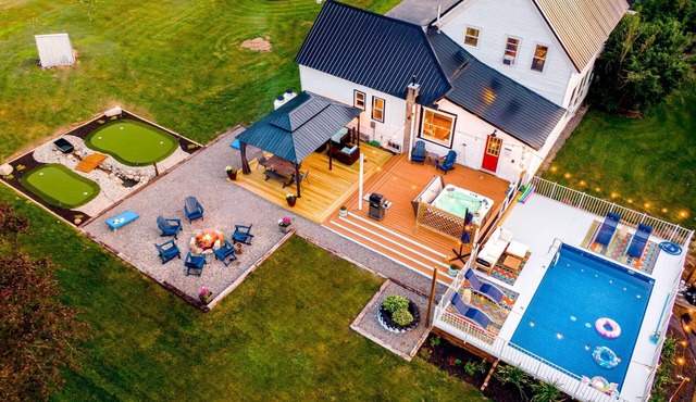 Charming Farm House- Game Room & Hot Tub, Fire Pit