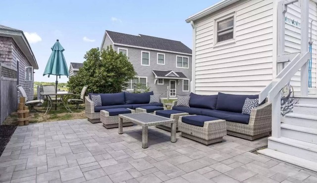 Charming Four Bedroom House Overlook Wells Salt Water Marsh.