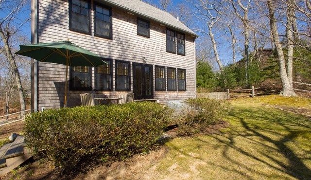 Charming Lambert’s Cove Escape, Walk to Exclusive Pristine Beach and Pond