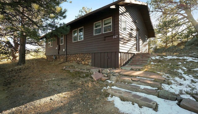 Charming Pet Friendly Cabin with Barbecue and Hot-tub in Estes Park, Colorado