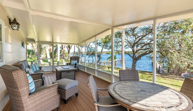 Charming Riverfront 2/2 Cottage with Private Docks, Wifi, Cable, and A/C