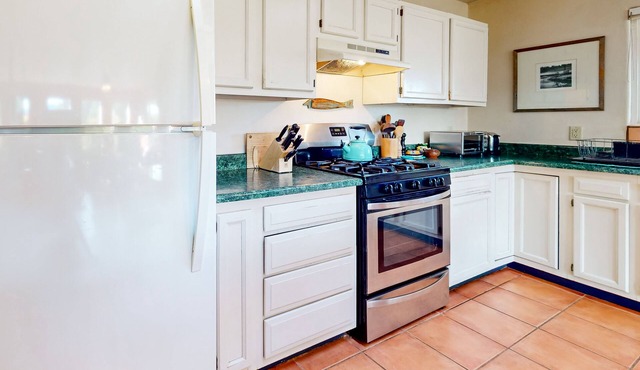 Charming secluded home mountain views, covered front porch, & book collection