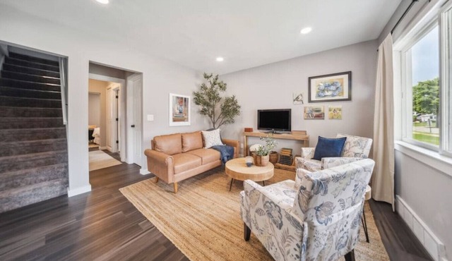 Charming & Spacious 3 bedroom 2.5 bath w fire pit in back yard and king bed