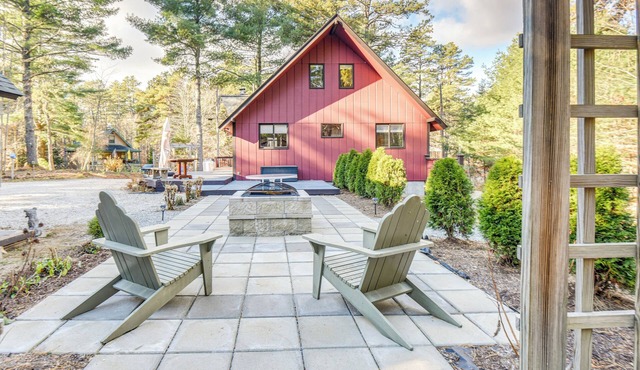 Charming Tamworth Cabin w/Grill & Fireplace