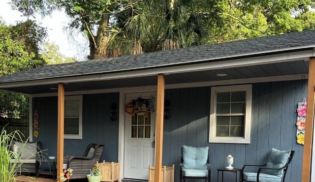 Charming tiny backyard home in Orlando with WiFi and AC. Only Animal lovers!