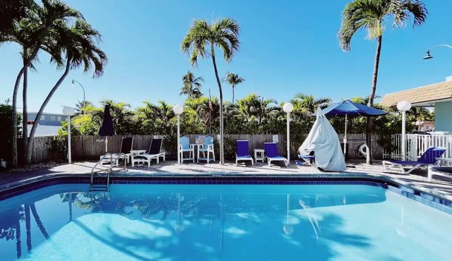 Charming Deluxe King Apt, Free Parking & Pool - -Walk to Beach!