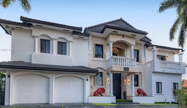 Cheerful 4-bedroom villa with pool!
