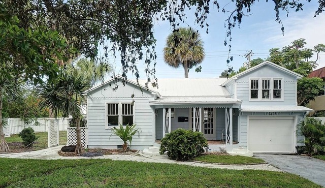 Cheerful 4 Bedroom Bungalow in Lakeworth