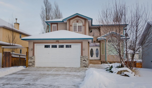 Cheerful 5-bedroom home close to Chestermere lake
