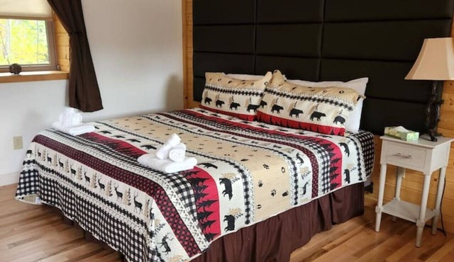 Cherry Lodge 2: King Room Near Nature Trails