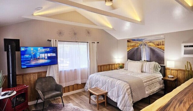 Chic Cabin 5: Classy New Remodel, Full Kitchen & Mountain Backdrop