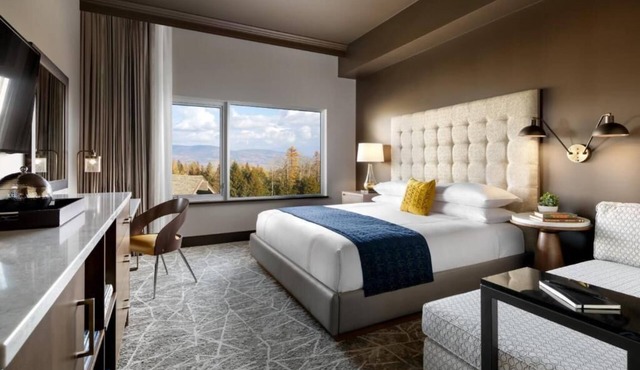 Chic Mountain Retreat with Stunning Views and Luxury Amenities