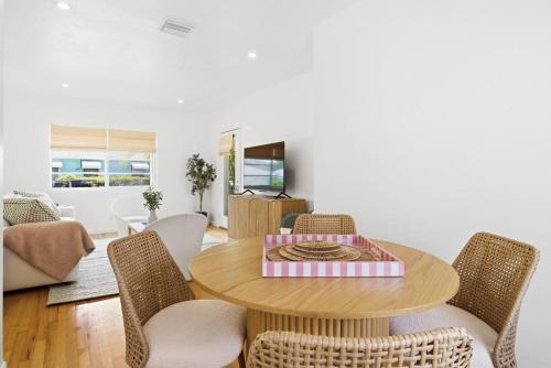 Chic Renovated 1 bed sleeps 4 mins to Beach