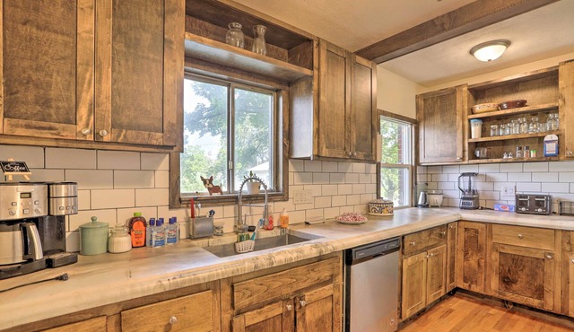 Cleveland Area Home w/Deck < 10 Mi to Dtwn!
