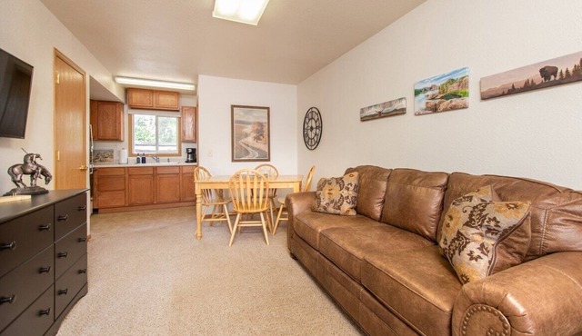 *Cliff View Apts #3*King Bed*Private Balcony*