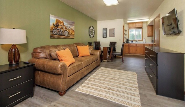 *Cliff View Apts #4*Private Balcony*Lakes Nearby*