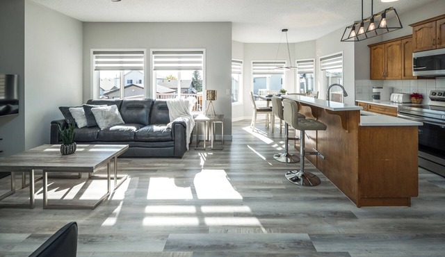 ✈️🌍 Closet to YYC | 4 Bedrooms | Garage | AC | BBQ | Sleeps 8
