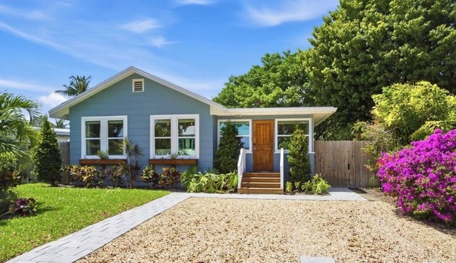 Coastal 2-bedroom cottage in Delray Beach with large private back yard