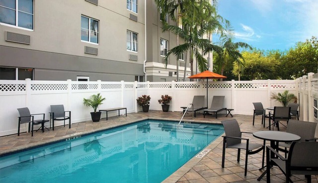 Coastal Chic Retreat: Short Drive to Fort Lauderdale Beach! Parking, Onsite Pool