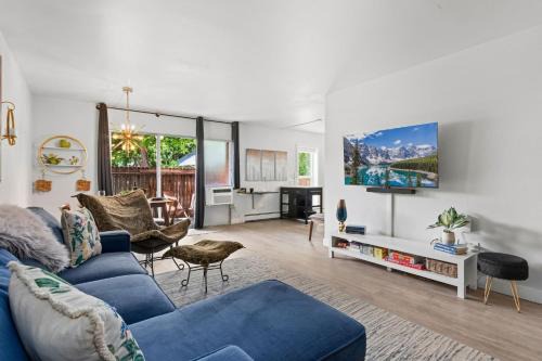 Coastal Comfort Steps from CSU, Pool, Gym, Sauna