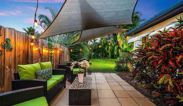 Coastal Harbor, King Bed, Pickleball Gear, Golf Set, BBQ – $1 Rides to Beach