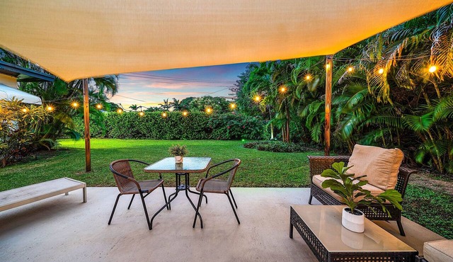 Coastal Serene Courtyard, Lush Garden, BBQ & Bar Cart – $1 Rides to Beach