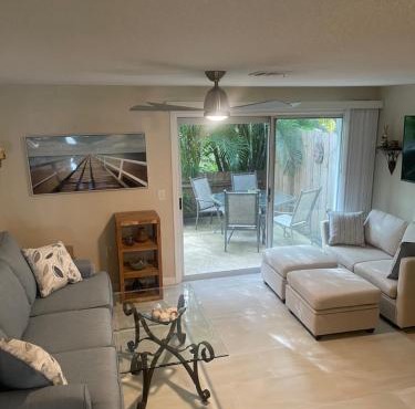 Coastal Townhome in Jupiter 1 mile to beach!