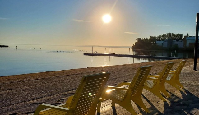 Cold Lake Retreat - 5 min walk to the beach & marina! (Pet Friendly)
