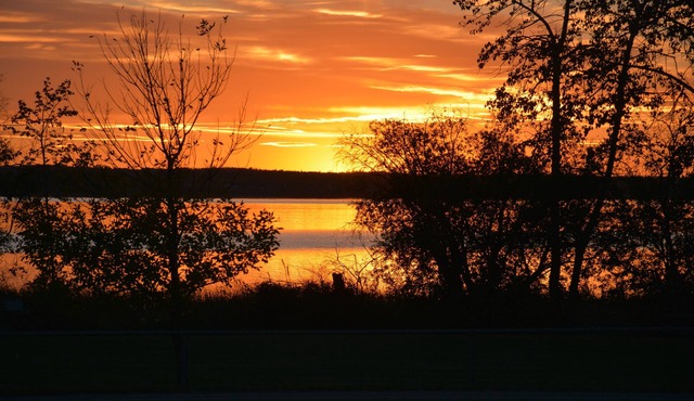 COME FISHING & ENJOY THE SUNSET FROM THE HOT TUB.