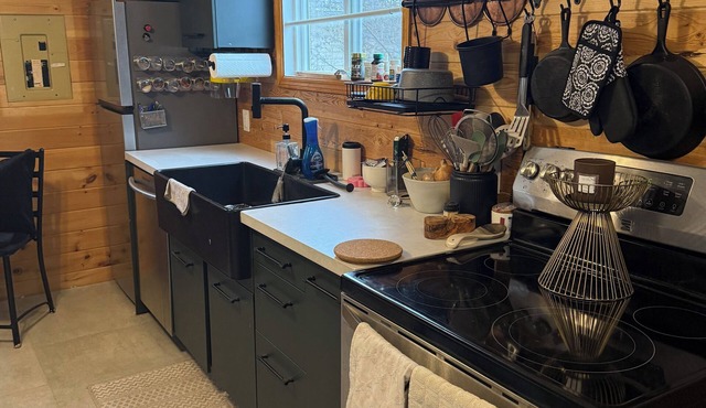 Comfort Cabin, newly renovate, 20 mins from Red Deer and steps to the lake