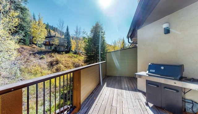 Comfortable, family-friendly townhouse with mountain views and a full kitchen