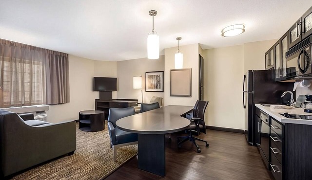 Comfortable Stay with Easy Access to City Highlights! Pets Allowed, Full Kitchen