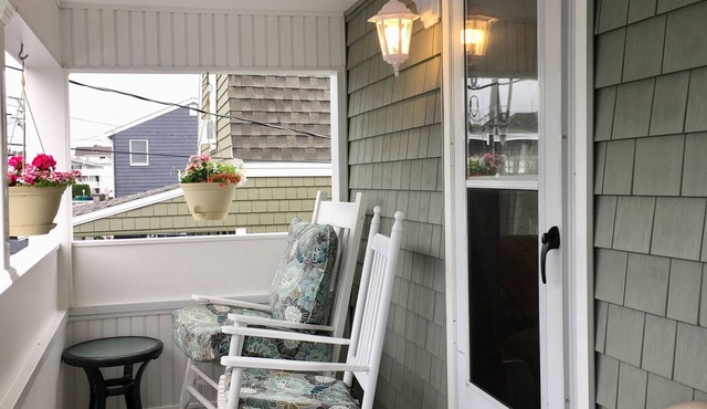 Comfy & Clean Cottage In Desirable Island Section! Dog Friendly! Park & Stay!