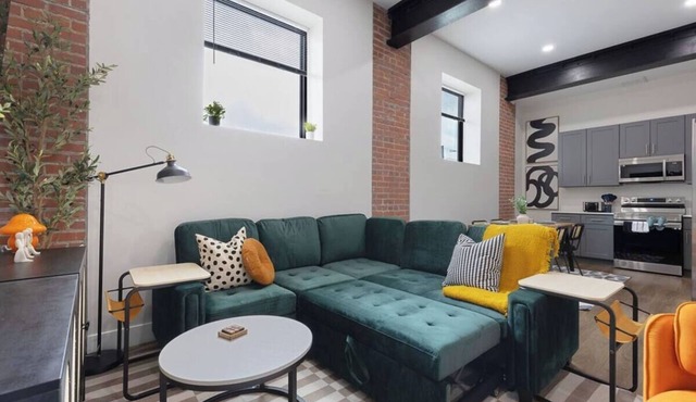 Comfy King Bed - Gym incl. - 10 min. to downtown