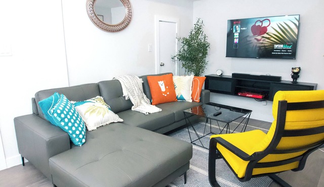 Comfy & Modern 2 Bedroom Guest Suite with King Bed