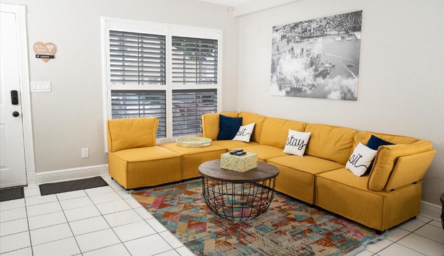 Comfy Townhouse 2 Bedrooms, Patio, Parking - Cooper City, Florida