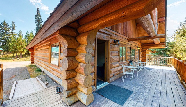 Contemporary, dog-friendly log cabin with private deck & full kitchen
