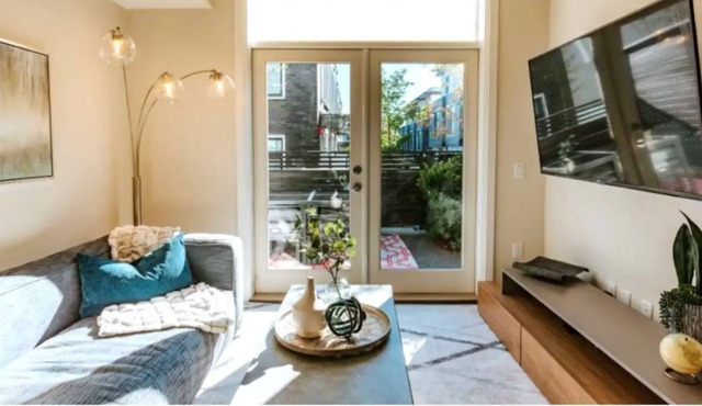 Contemporary Luxe 3 BR Townhouse + 2 free parking