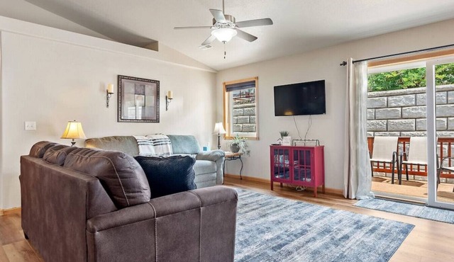Convenient Townhouse - Near Airport