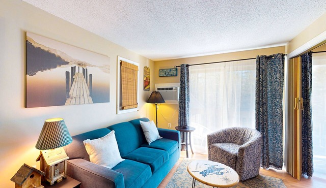 Conveniently located condo w/a balcony, access to sports courts & private beach