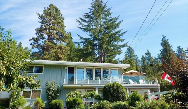 Coral Beach House; steps to the lake, dazzling views, gourmet kitchen, tranquil.