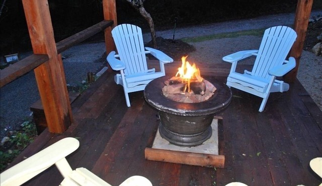 Cottage with Hot Tub Deck / Gazebo with Propane Firepit