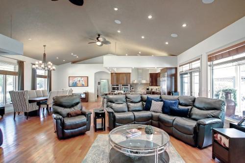 Coulee Estate - Hot Tub, Pool Table, Sleeps 10