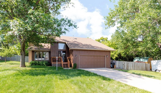 Country Club Haven - 4BR/3BA Retreat w/Firepit & Deck