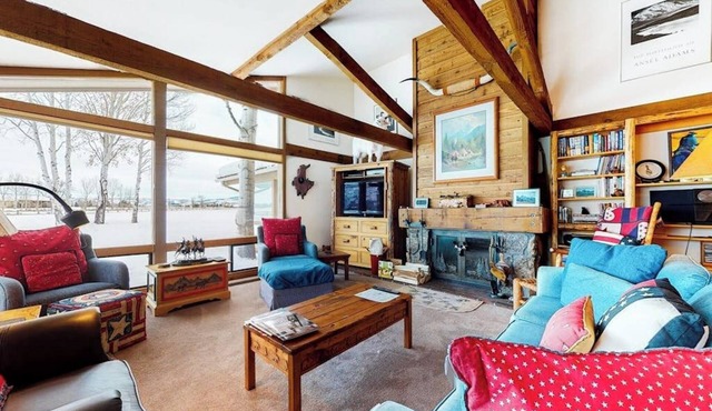 Country townhome next to golf course with mountain view & vaulted ceilings